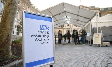 Nje tjeter vend i bashkohet listes: Britania do aplikoje dozen e trete te vaksines